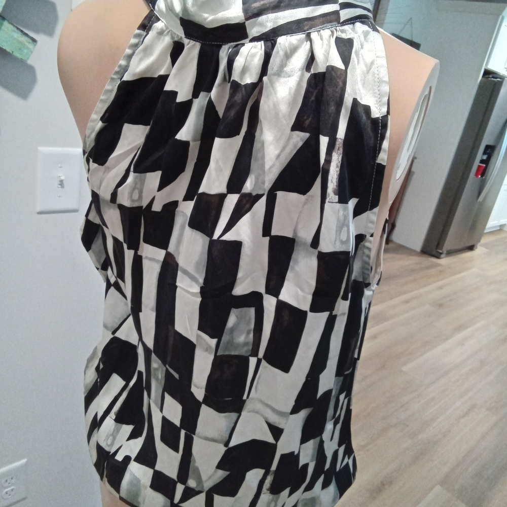2-$10...White House Black Market Sz XS Sleeveless Black & White Checkered Blouse - Picture 2 of 6
